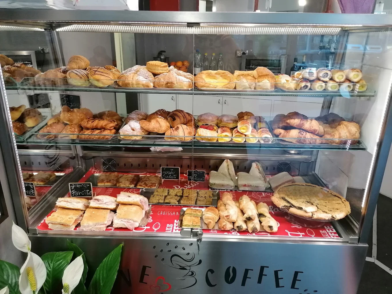 Vetro banco dolci e paste fresche per colazione al Tóla Dolsa Café